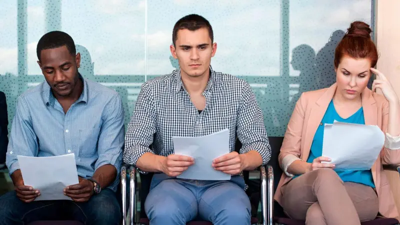 Por qué es tan difícil para los jóvenes encontrar trabajo (y qué habilidades necesitan para tener éxito según un experto de LinkedIn)