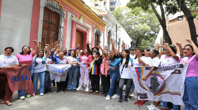 Mujeres de Venezuela se movilizan en las Plazas Bolívar en defensa de la paz y la soberanía nacional