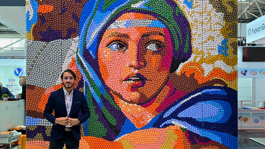 Venezolano Óscar Olivares presenta un nuevo mural elaborado con 8 mil tapas en Múnich