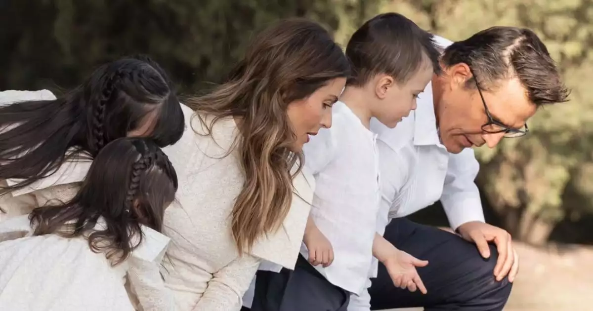 La familia perfecta: Claudia Álvarez y Billy Rovzar protagonizan shooting junto a sus encantadores hijos
