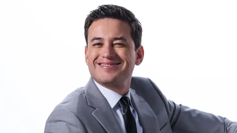 “Imagínate, hombre, ser mujer”: el provocativo juego de roles con que el autor de “Macho Menos” interpela a los machos