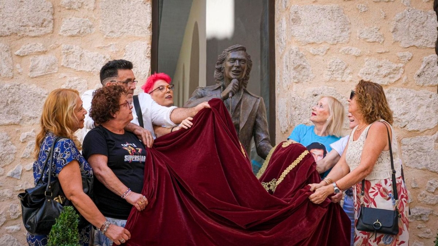 Trasladan las cenizas de Camilo Sesto al mausoleo construido en su tierra natal