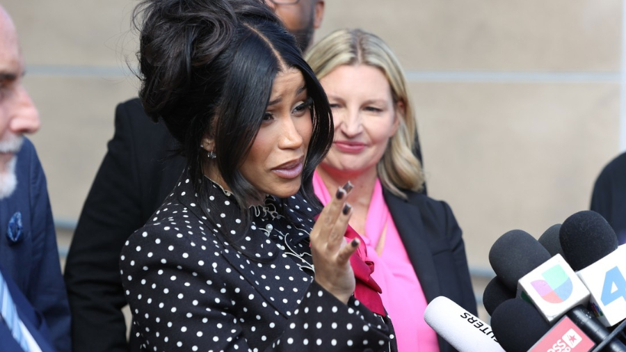Cardi B ataca a un hombre en medio de su juicio por agresión civil