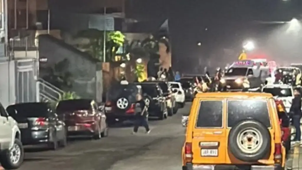 Incendio en estacionamiento de Chacao: bomberos informan pérdida total de vehículos y personas afectadas