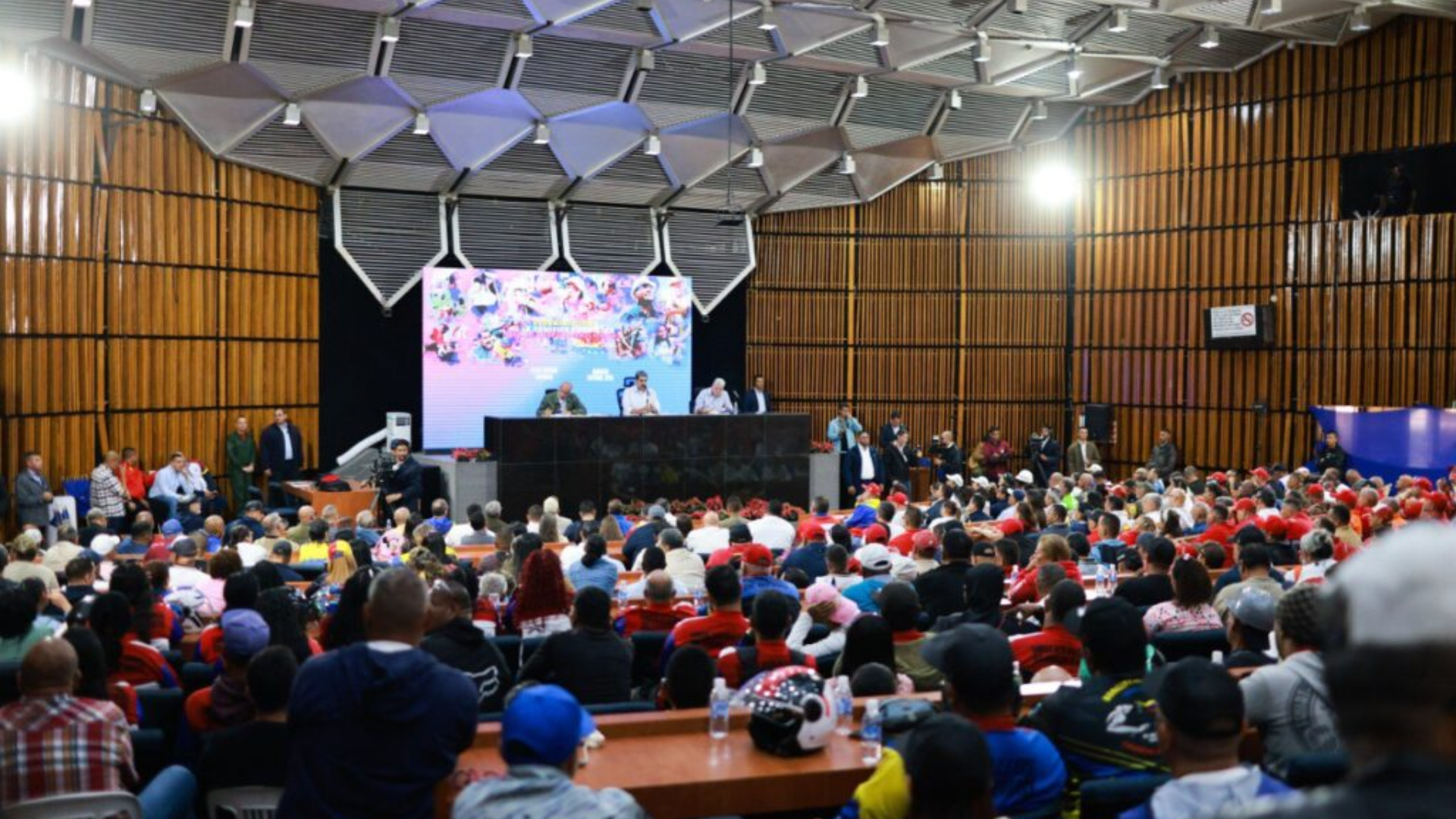 Presidente Maduro anuncia la constitución de más de 4.360 Consejos Productivos de Trabajadores a nivel nacional