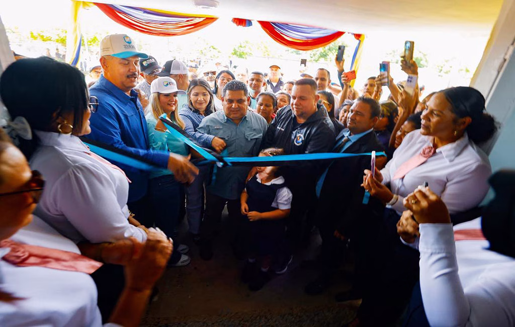Gobernador Luis Caldera entrega escuela rehabilitada y anuncia construcción de viviendas en el municipio Baralt