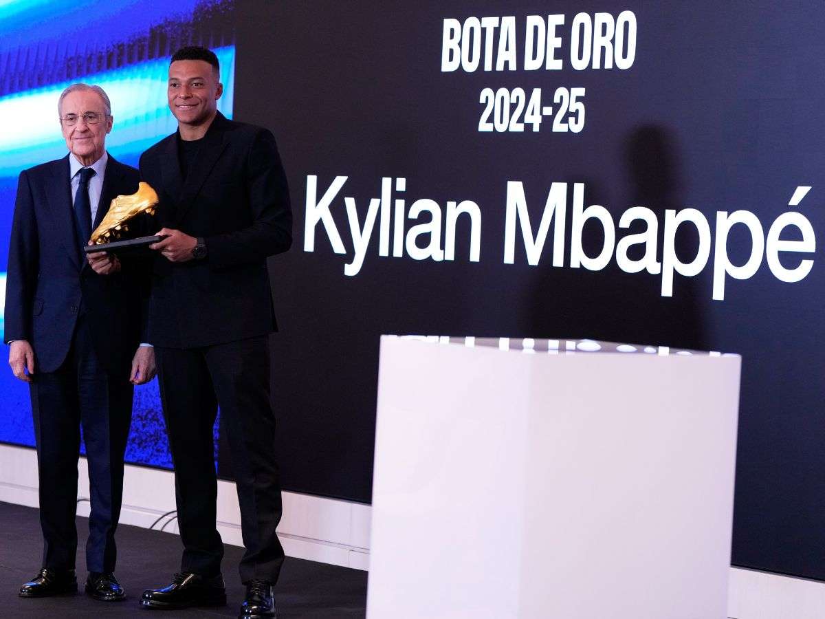 Mbappé recibe la Bota de Oro en el Bernabéu