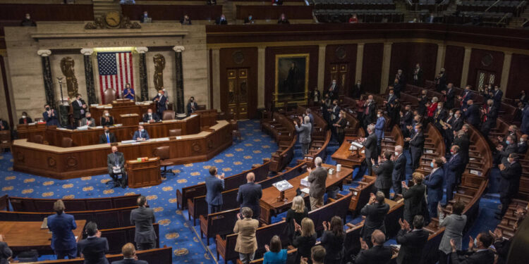 Bipartidismo en el Senado de EE.UU. impulsa resolución para frenar acciones militares contra Venezuela