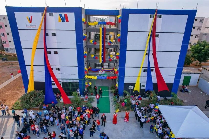 Gobierno entrega primeras 20 viviendas a familias afectadas por incendio en el Zulia