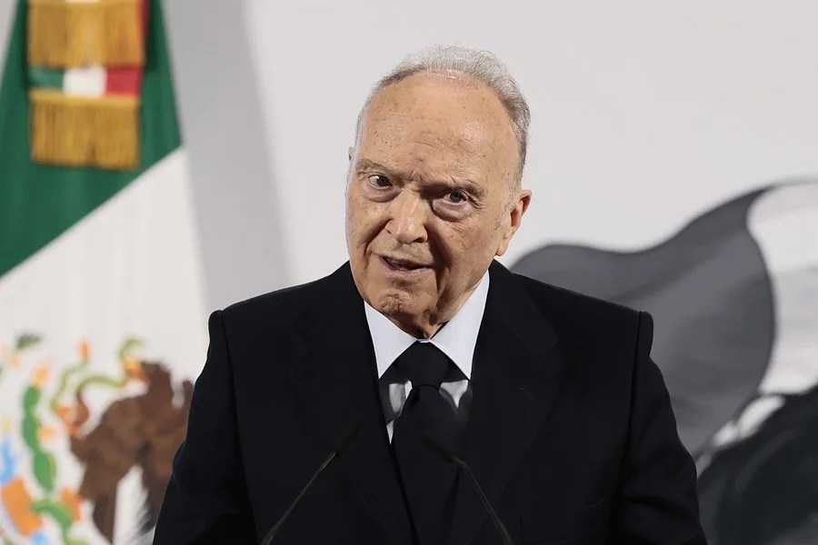 El fiscal general de México, Alejandro Gertz Manero, presenta su renuncia al cargo