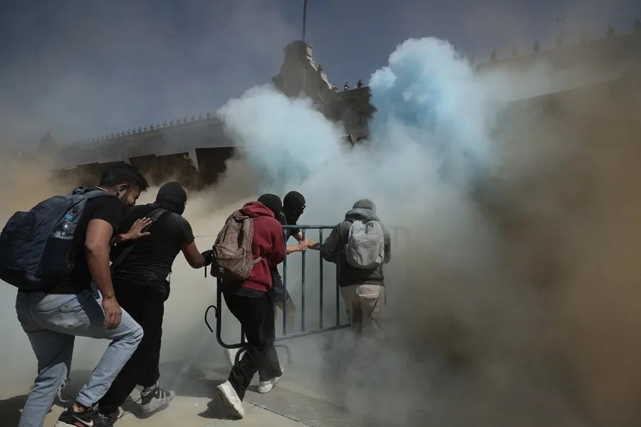 Violentos disturbios empañan la marcha de la ‘Generación Z’ en Ciudad de México: Más de 120 heridos