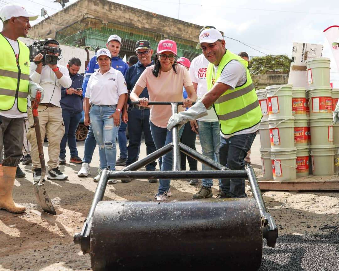 Vicepresidenta Delcy Rodríguez lanza plan «Resuelve Tu Calle» para rehabilitación vial en Caracas
