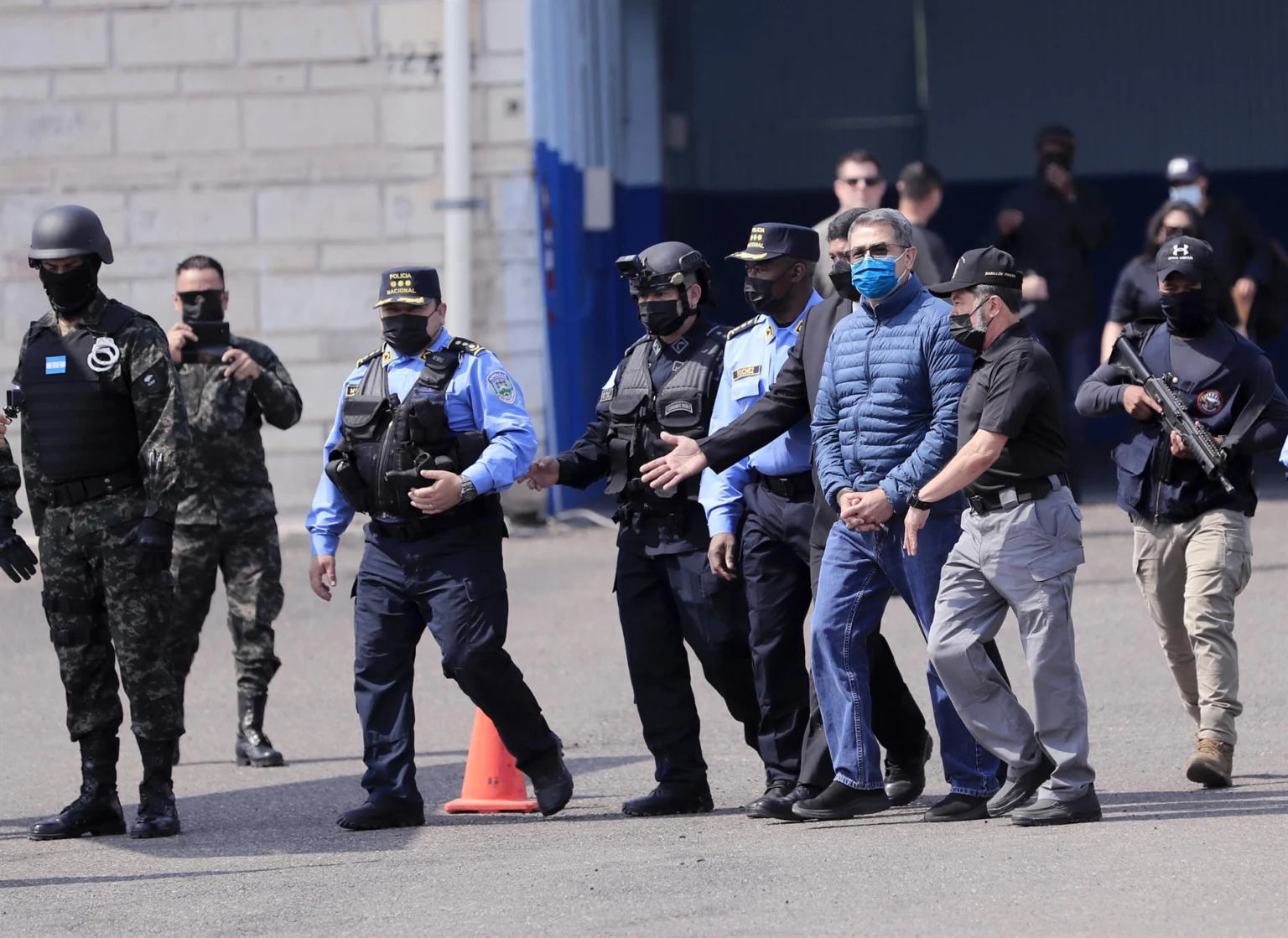 Trump indulta a expresidente hondureño condenado por narcotráfico en vísperas de cruciales elecciones