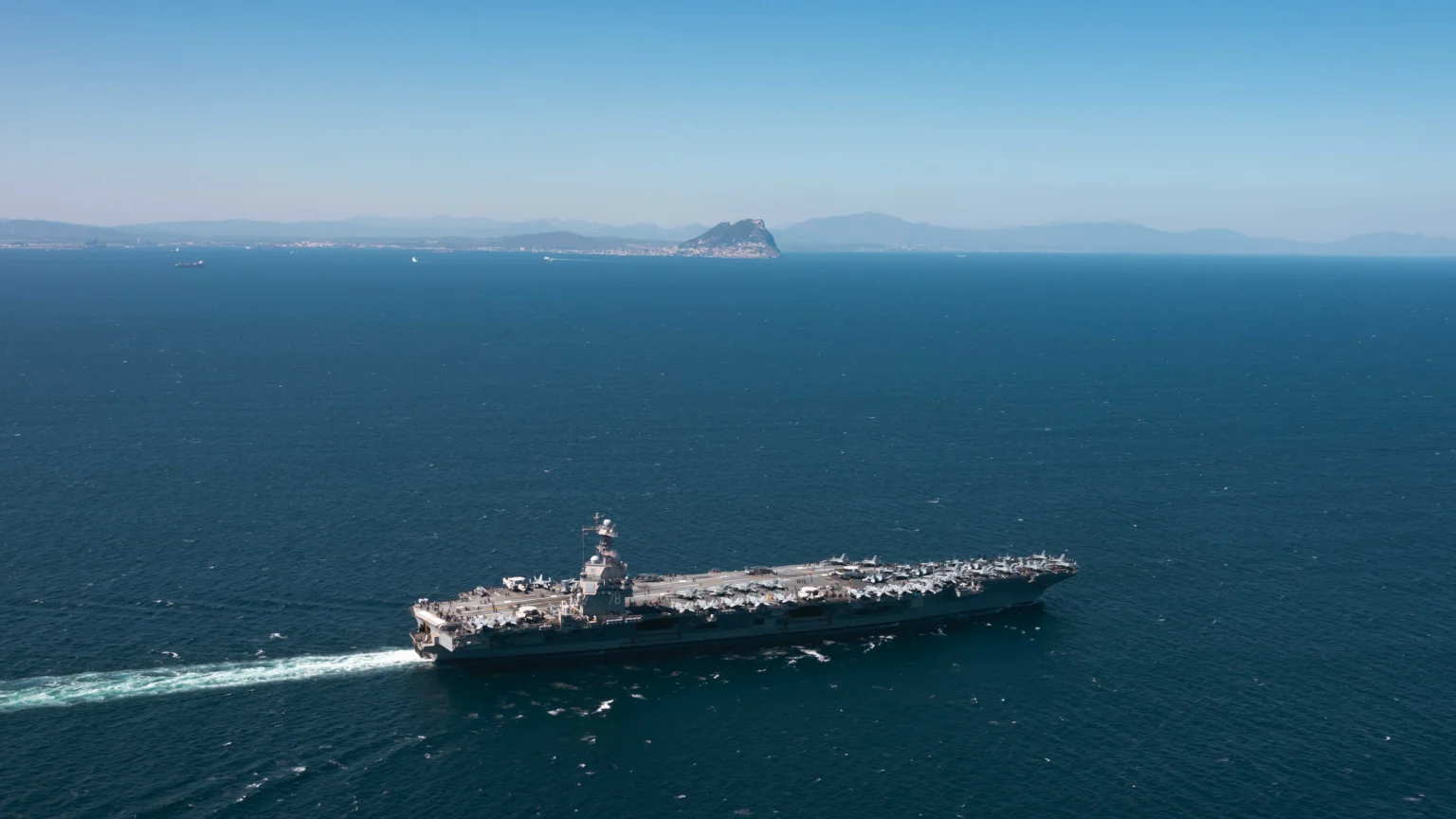 Estados Unidos ralentiza despliegue militar hacia Venezuela mientras se frena iniciativa en el Senado