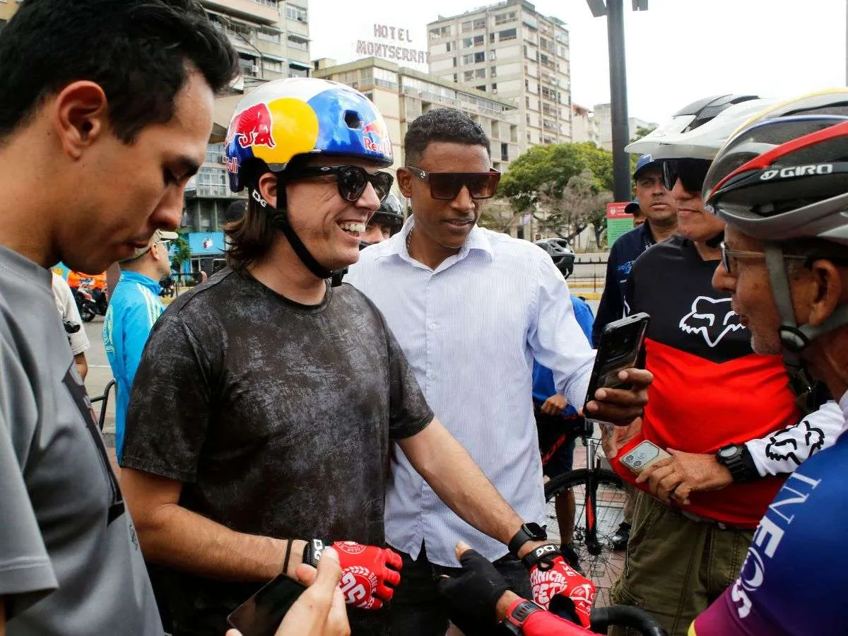 Daniel Dhers lideró otra bicicletada en la capital