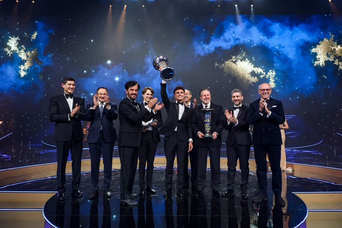 Lando Norris recibe oficialmente el trofeo de campeón del mundo de F1 en la gala FIA Awards