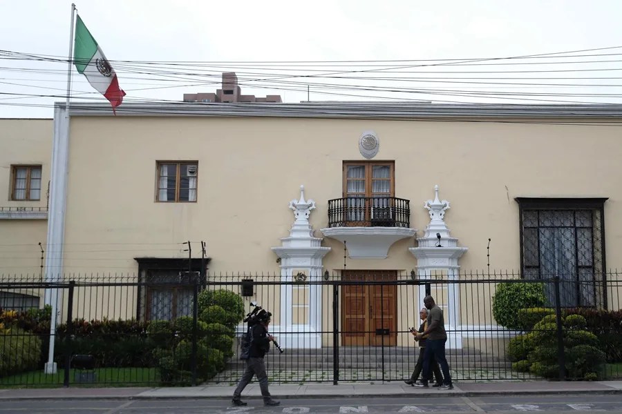 Perú incrementa la seguridad en la embajada de México por peligro de fuga de la ex primera ministra