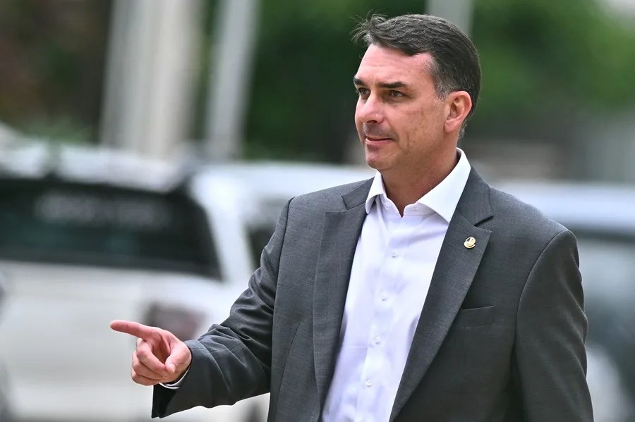 Bolsonaro reafirma a su hijo como candidato presidencial en 2026