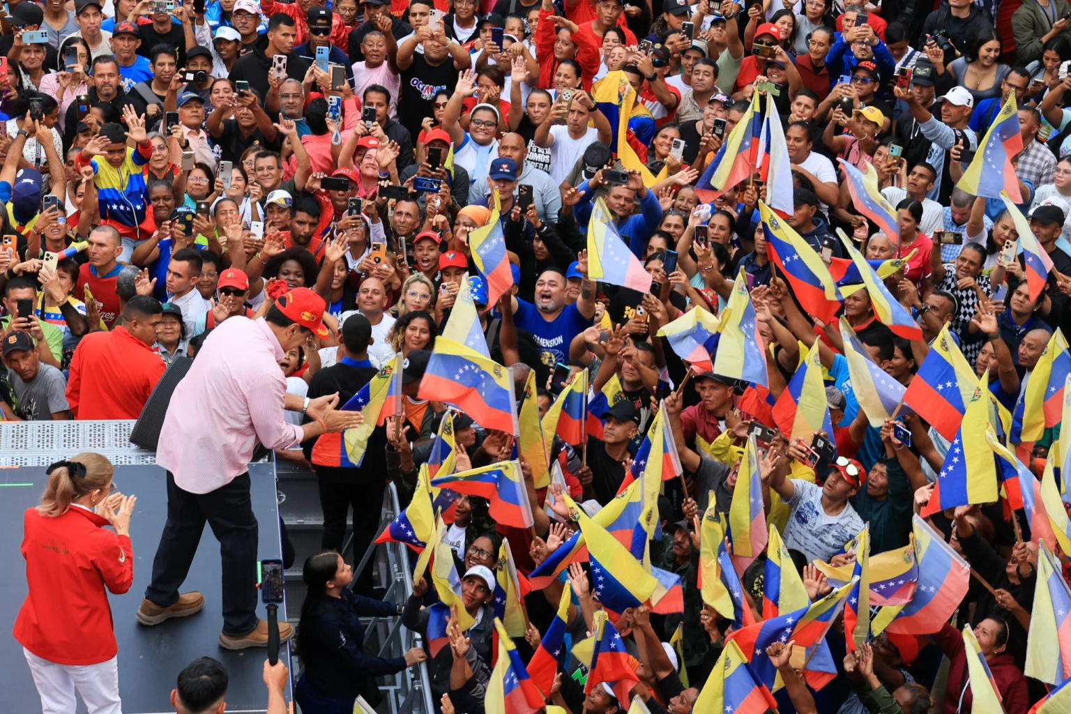 Maduro Juramenta Nuevo Buró Político y Miles de Comandos Comunales para “Profundizar la Revolución” ante Amenazas Externas