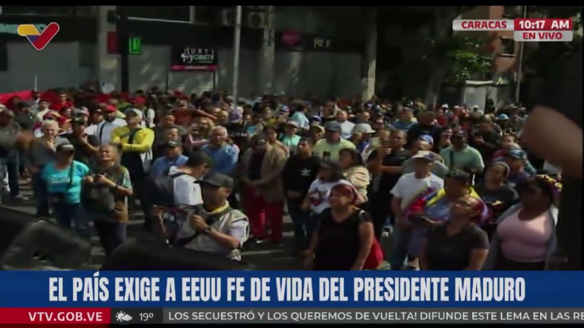 Pueblo de Venezuela se moviliza en rechazo al ataque militar de EEUU y exige fe de vida del Presidente Maduro
