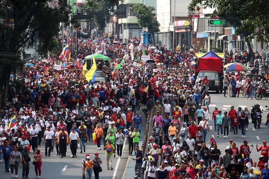 Chavistas y comunas marchan en Caracas exigiendo libertad de Maduro y apoyando a Delcy Rodríguez
