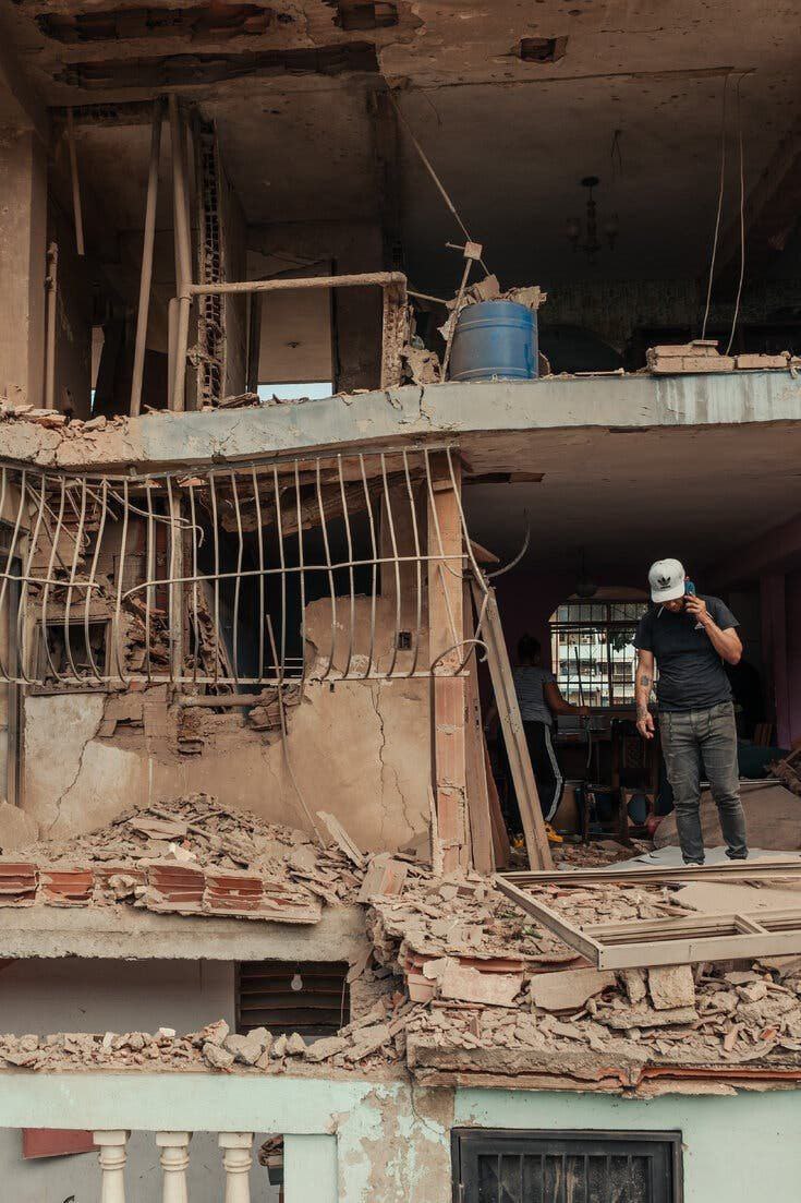Bombardeo en Catia la Mar Devasta Edificio Civil: Una Mujer Mayor Muere y Vecinos Pierden Todo