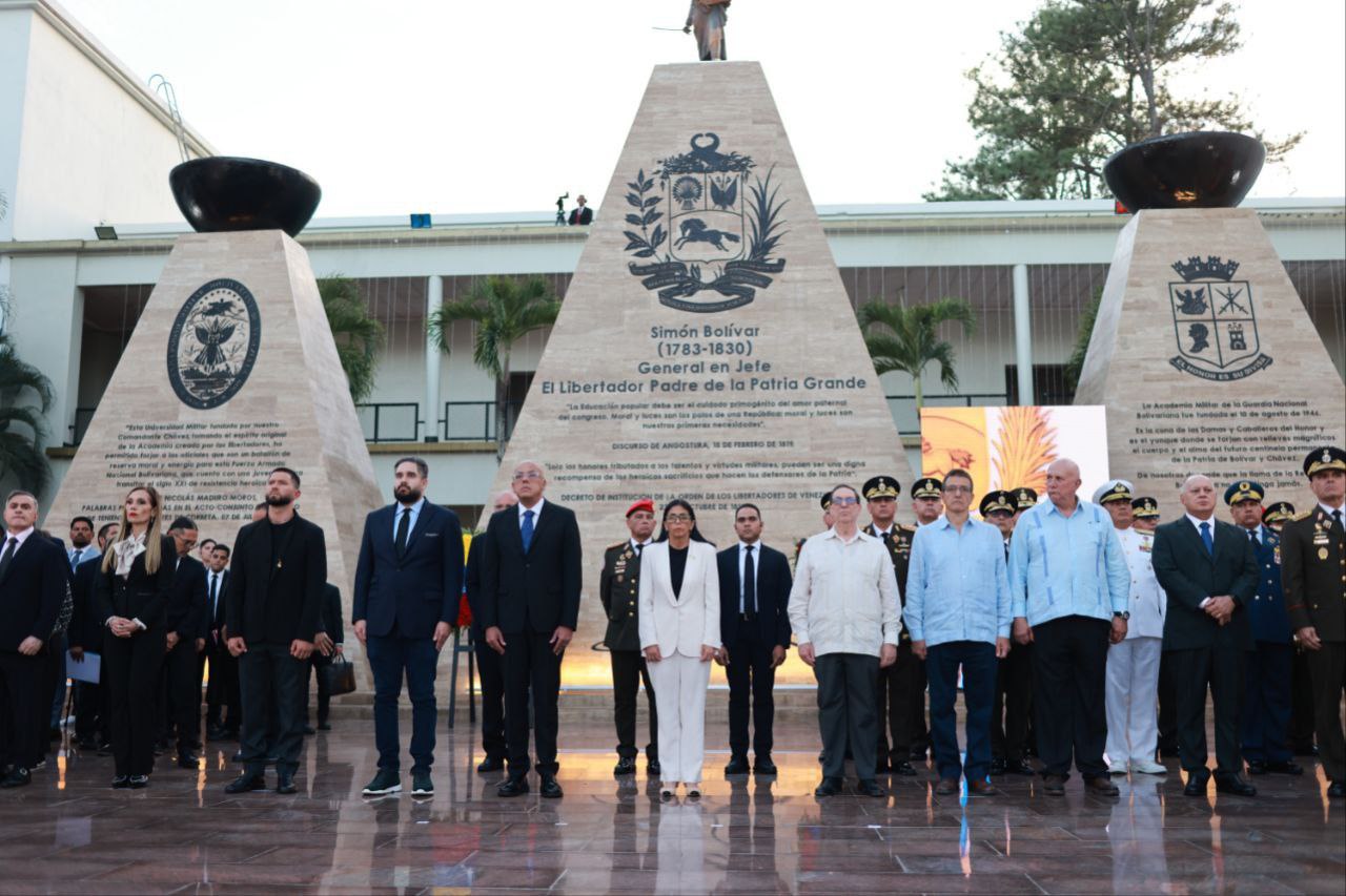 Gobierno interino de Venezuela condecora a militares caídos y heridos en los enfrentamientos del 3 de enero