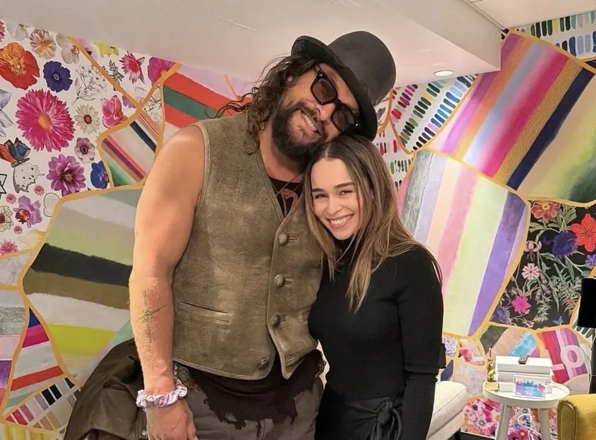 Emilia Clarke y Jason Momoa reviven la magia de ‘Game of Thrones’ con emotivo reencuentro en Nueva York