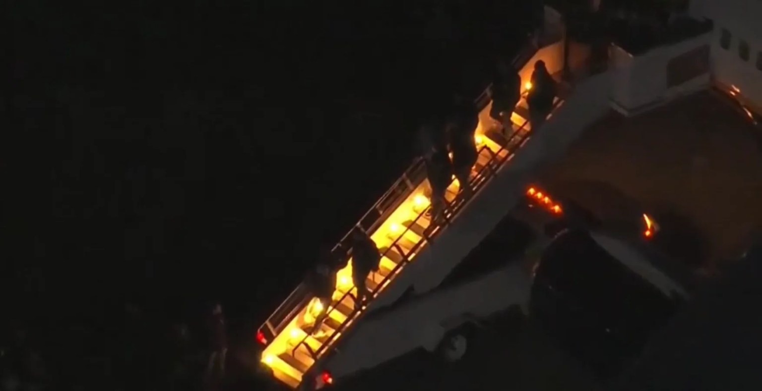 Maduro desciende esposado del avión militar tras aterrizar en Nueva York