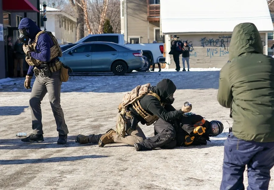 Jueza Federal Permite Continuación de Redadas Migratorias en Minesota a Pesar de Protestas y Muertes de Manifestantes