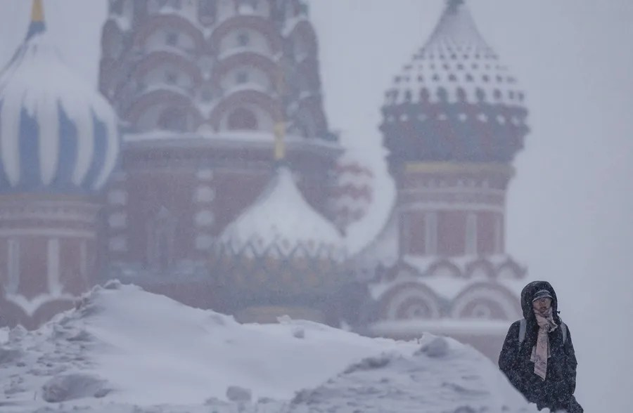 La mayor nevada en 50 años colapsa Moscú: Sheremétevo cierra y miles de viajeros quedan varados