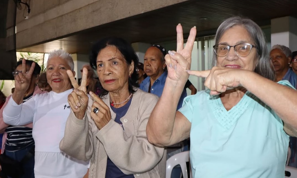 Agrupación “Abuelos de la Patria” se Moviliza para Exigir Libertad del Presidente Maduro y la Primera Dama