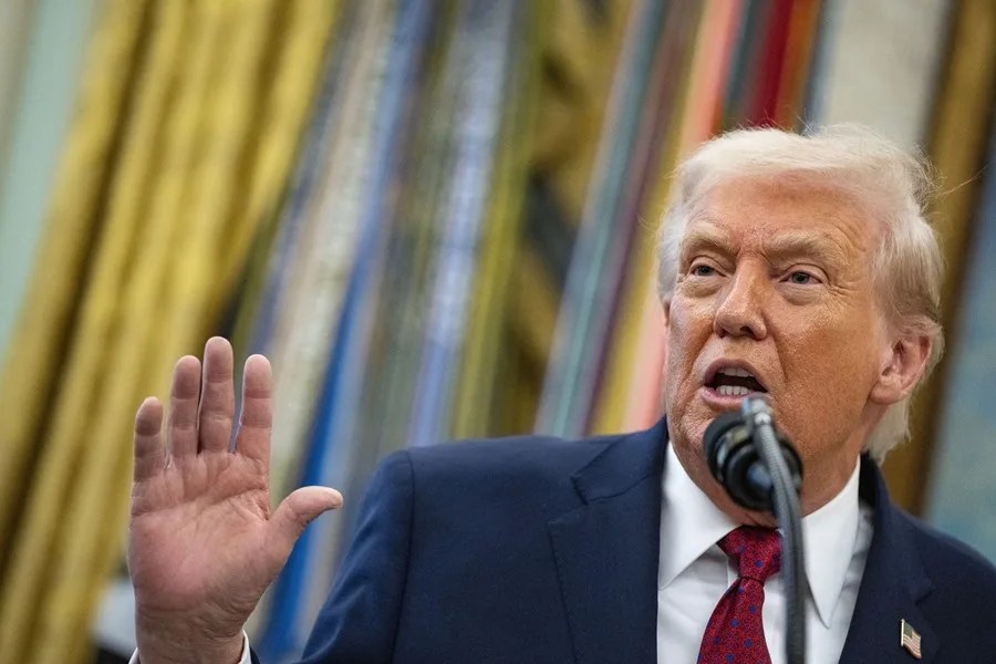 Trump amenaza con arancel del 25% a países que negocien con Irán y no descarta acción militar