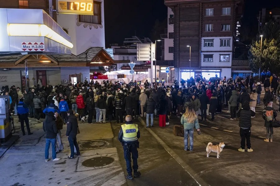 Cuarenta muertos y 115 heridos en el incendio de un local en una estación de esquí Suiza