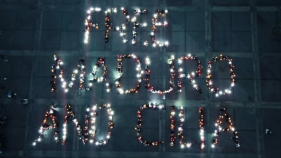 Jóvenes Venezolanos Realizan Intervención Lumínica en Caracas en Respaldo al Presidente Maduro y Cilia Flores