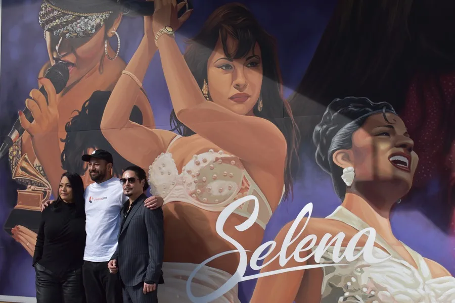 Inauguración de la Exposición “Selena From Texas to the World” en el Museo del Grammy de Los Ángeles: Un Homenaje Emocional a la Reina del Tex-Mex