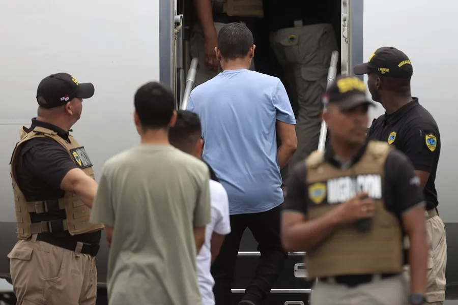 Aumento de salidas voluntarias de migrantes detenidos alcanzan un récord histórico en 2025