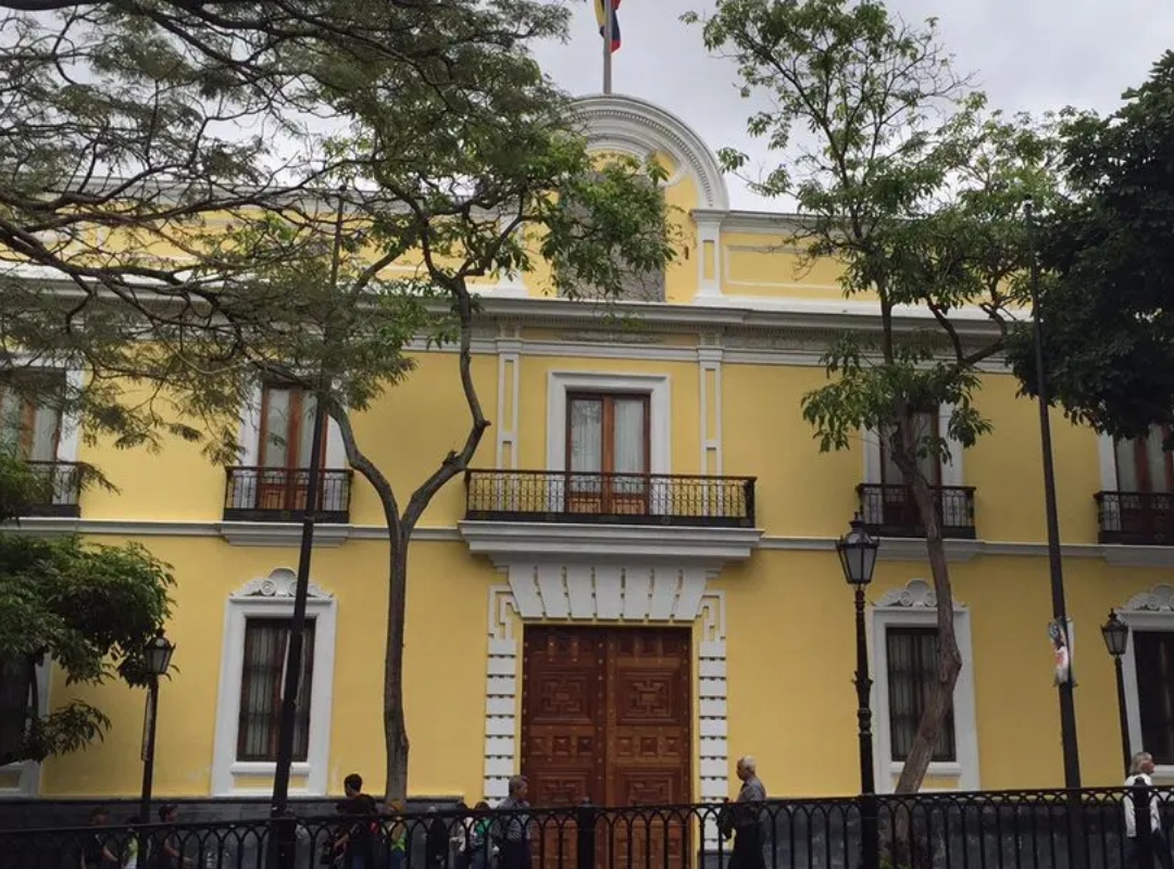 Venezuela denuncia vulneración de valija diplomática en aeropuerto de Panamá y exige garantías