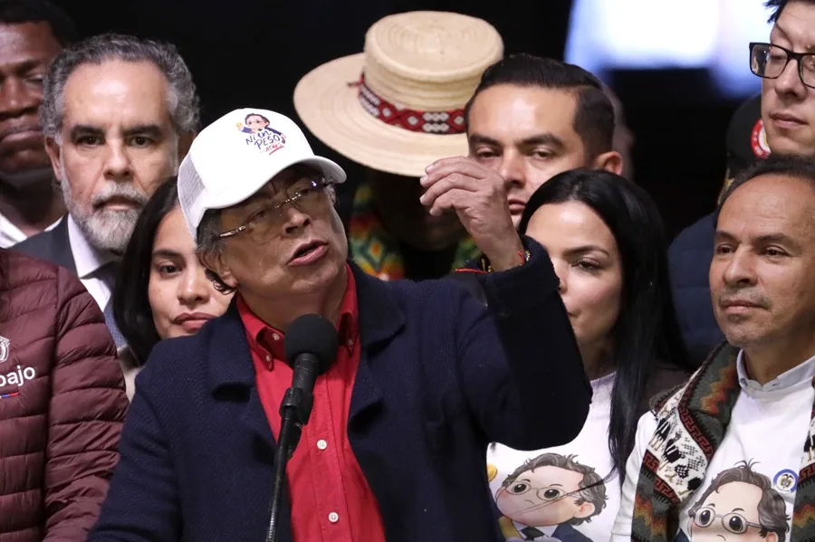 Gustavo Petro firma nuevo decreto que mantiene incremento del 23,7% en salario mínimo en Colombia