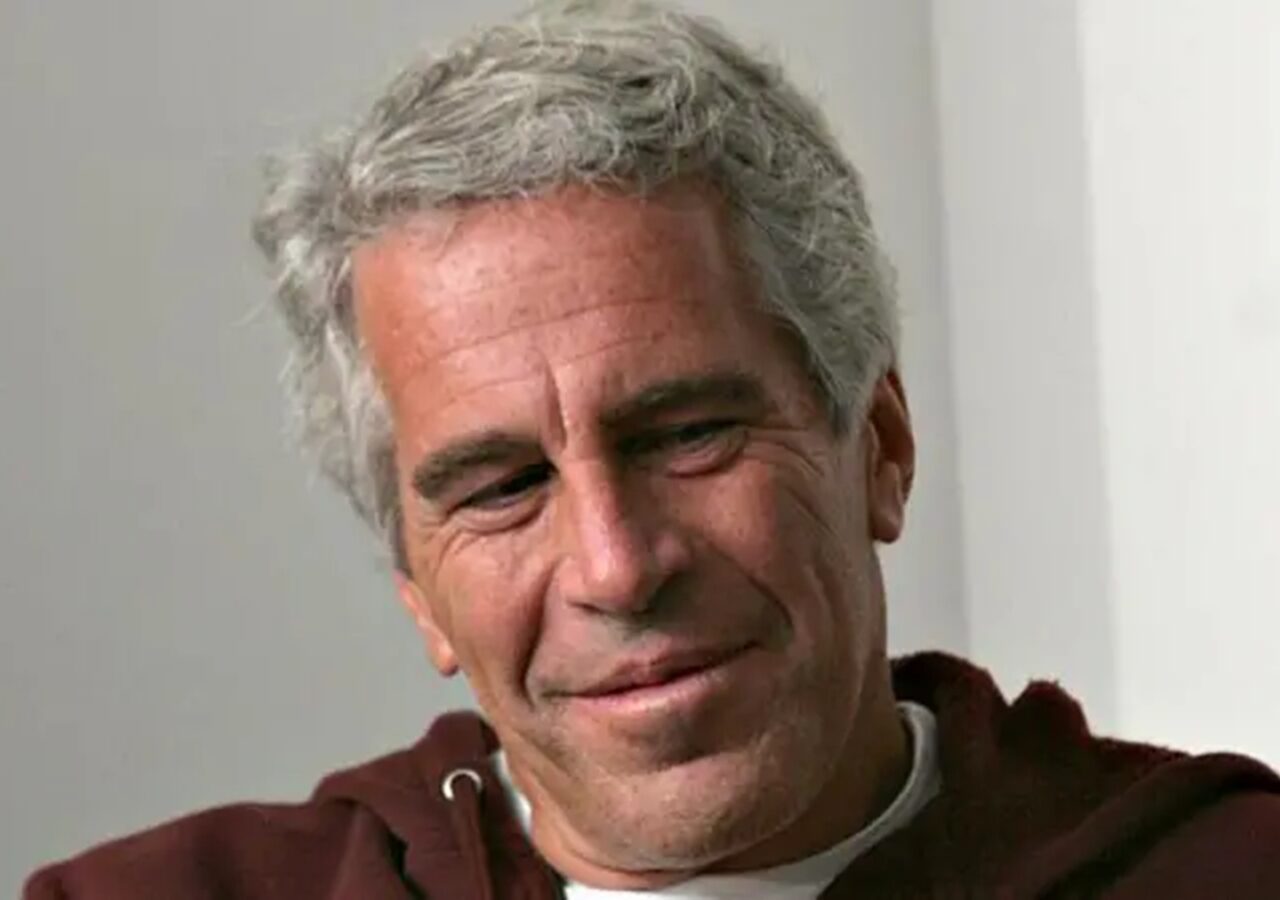 Revelaciones de los Archivos Epstein Sacuden la Élites Globales: Investigaciones y Dimisiones en EE. UU. y Europa