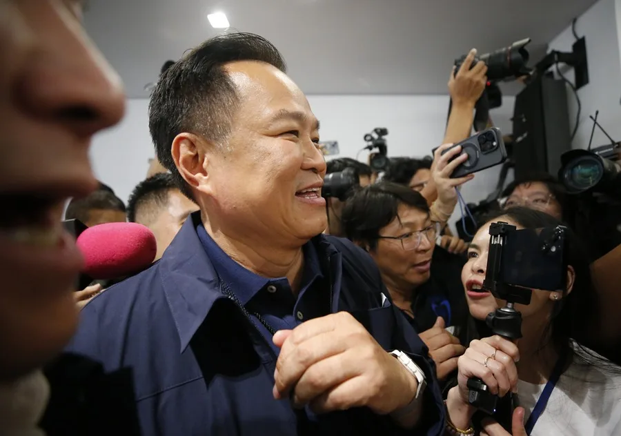 Amplia Victoria del Partido Bhumjaithai en las Elecciones de Tailandia: Anutin Charnvirakul se Afirma en el Poder