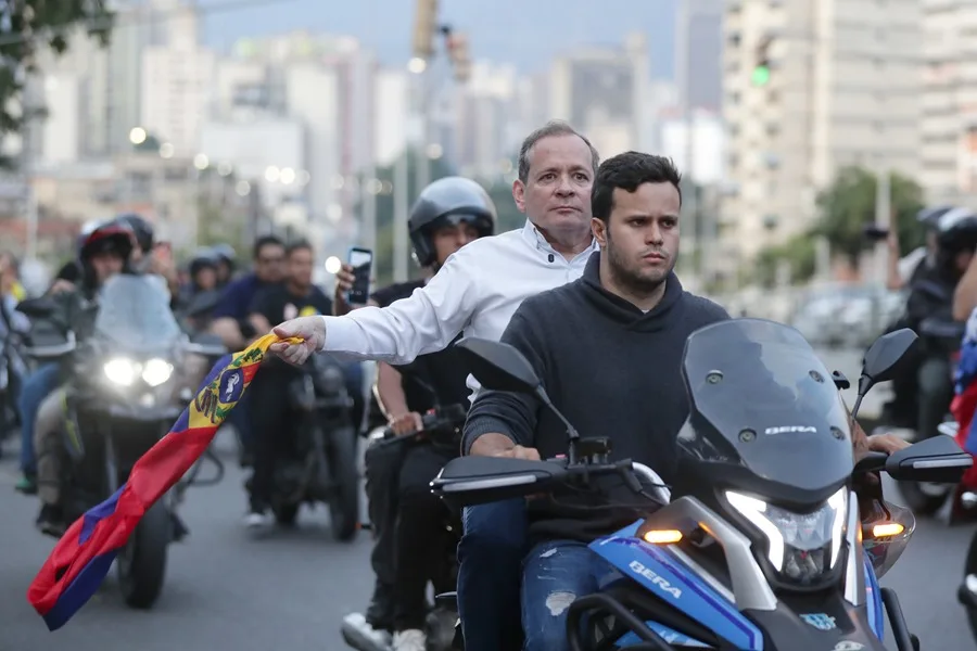 Hombres Armados Secuestran a Juan Pablo Guanipa Horas Después de su Excacerlación, Denuncia María Corina Machado