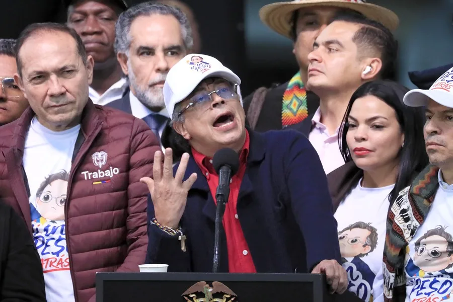 Petro defiende el sistema de salud colombiano y atribuye crisis a EPS