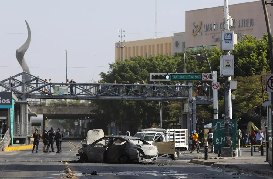 EE.UU. y Canadá emiten alertas de seguridad para sus ciudadanos en México ante ola de violencia tras muerte de líder del CJNG