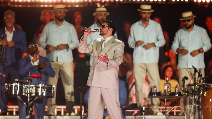 Bad Bunny rinde emotivo tributo a Willie Colón en concierto en Sao Paulo