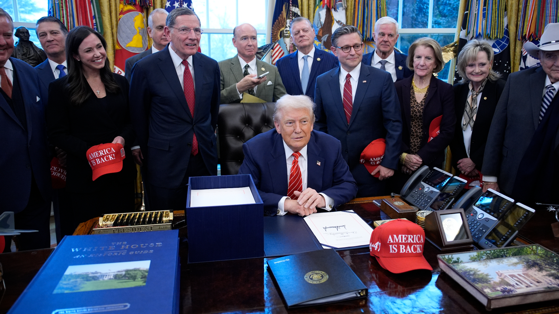 Trump Anuncia Envío de 50 Millones de Barriles de Petróleo Venezolano a Houston y Destaca Buenas Relaciones con el Gobierno Encargado