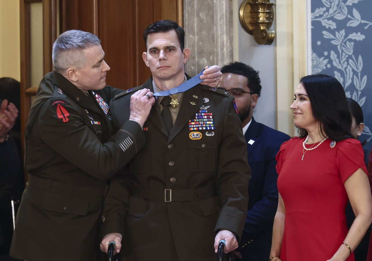 Trump condecora al oficial Eric Slover con la medalla de honor por la captura de Nicolás Maduro