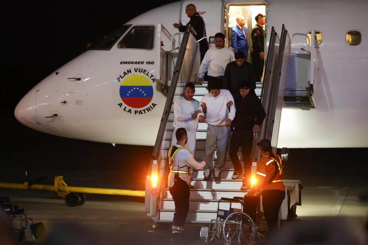 Más de 100 migrantes venezolanos regresan a casa en vuelo de repatriación desde Miami