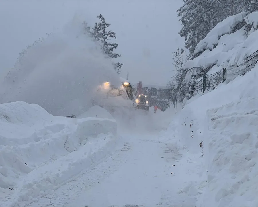 Condiciones climáticas adversas impiden rescate de esquiadores fallecidos por avalancha en California