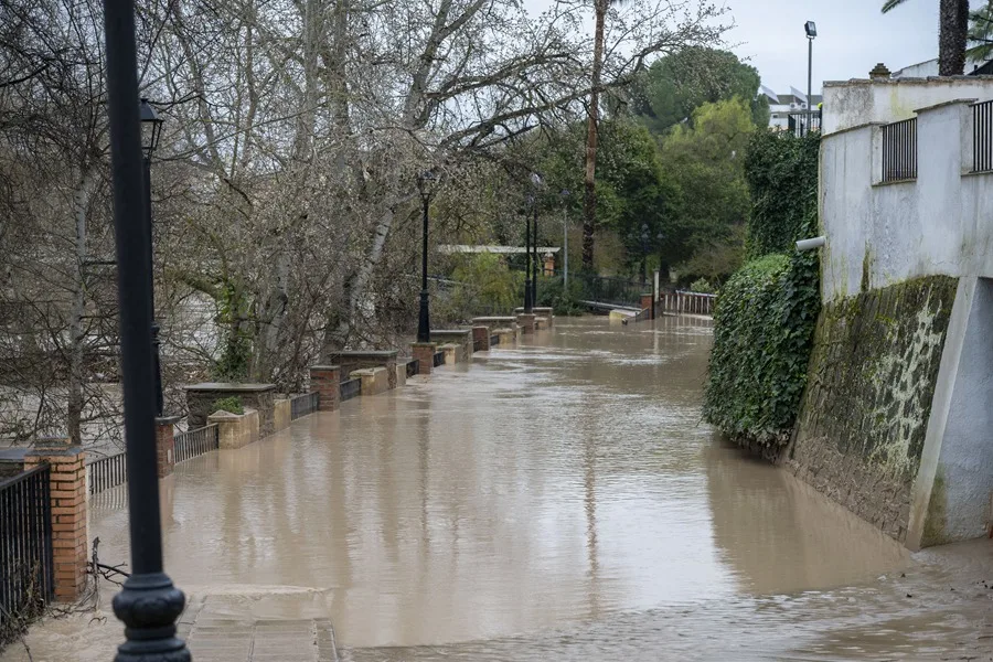Catorce Comunidades Autónomas en Alerta por Viento, Lluvia y Oleaje en España
